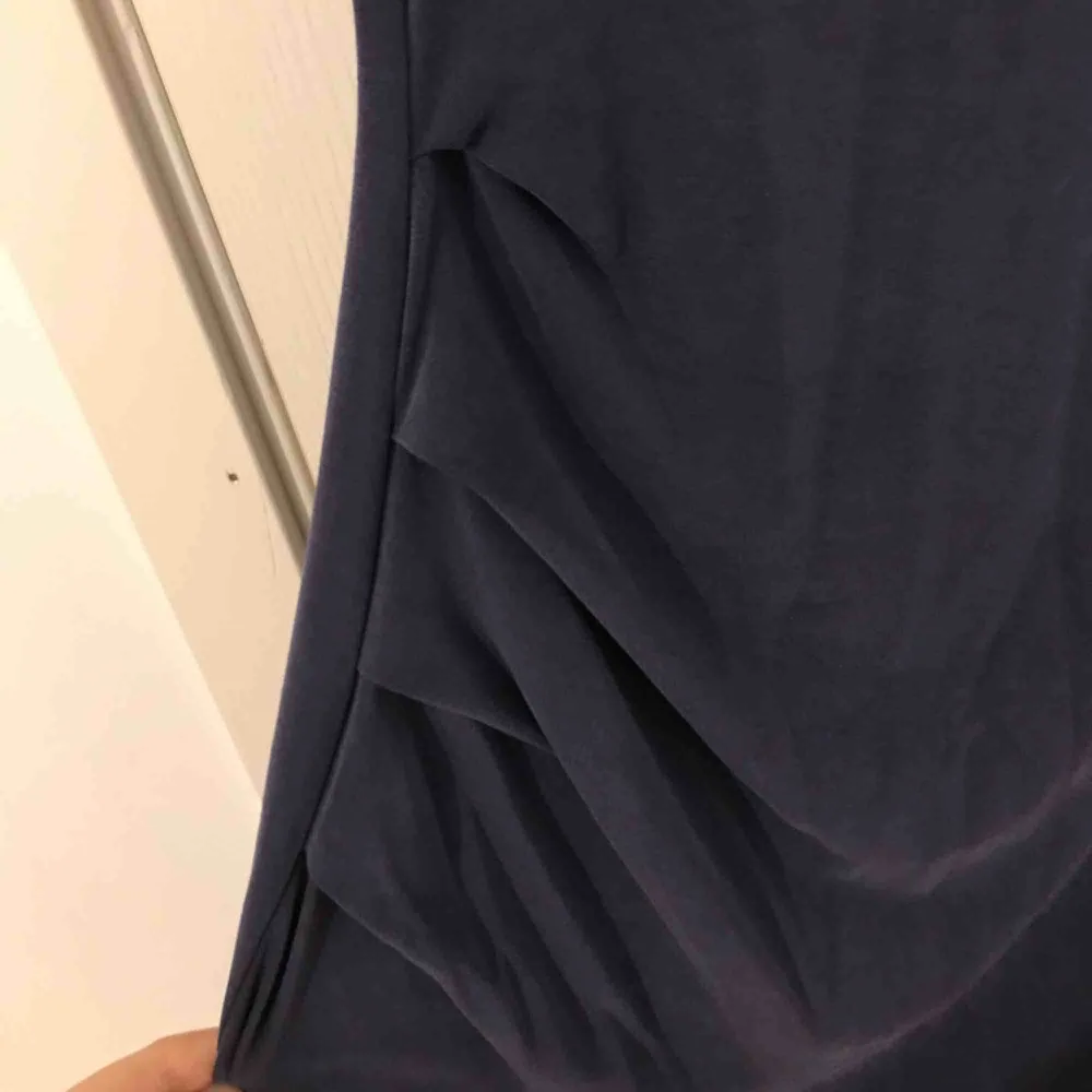 Mörkblå tajt klänning med detalj på höften (tredje bilden) från bikbok. Jag som är 173cm slutar den över knäna. Köptes för några år sedan men är i toppskick! Köparen står för frakt. Pris kan diskuteras . Klänningar.