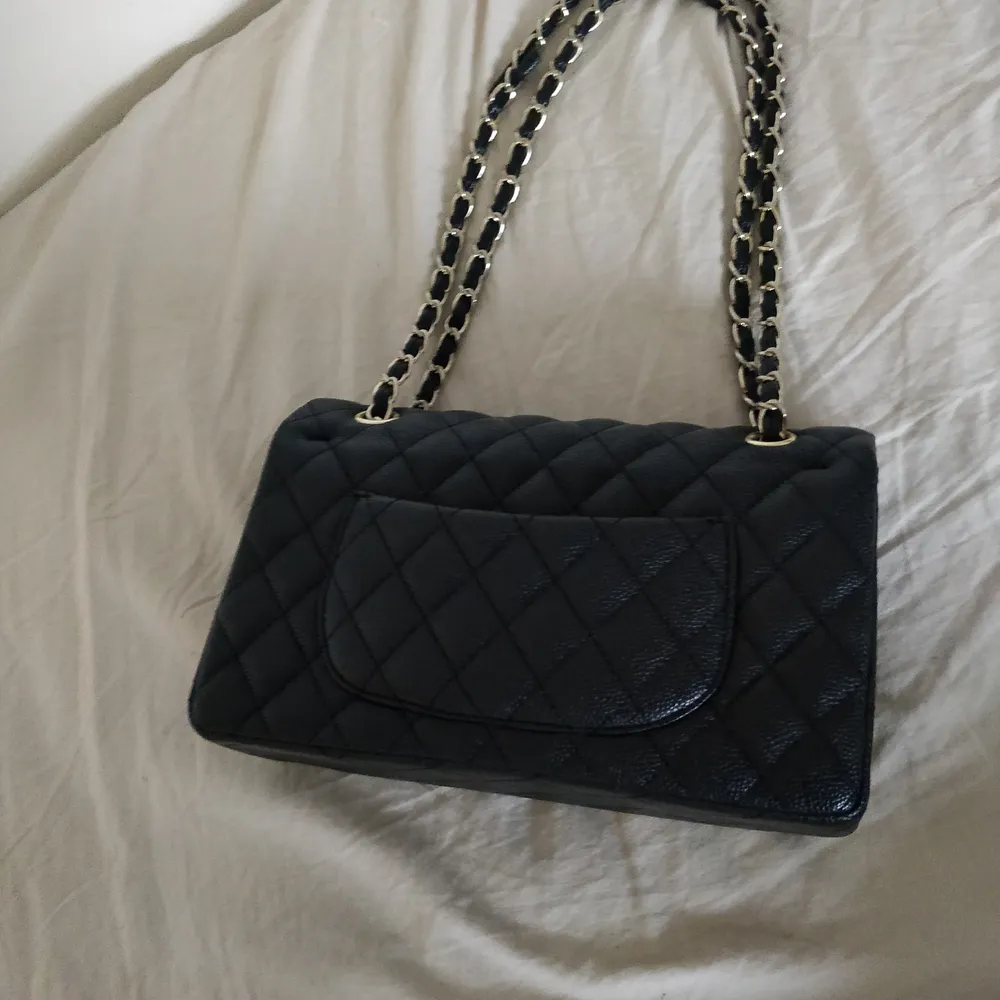 Chanel inspirerad väska, identisk som originalet. 💖 Superbra kvalitet, fråga gärna för fler bilder ✨. Väskor.