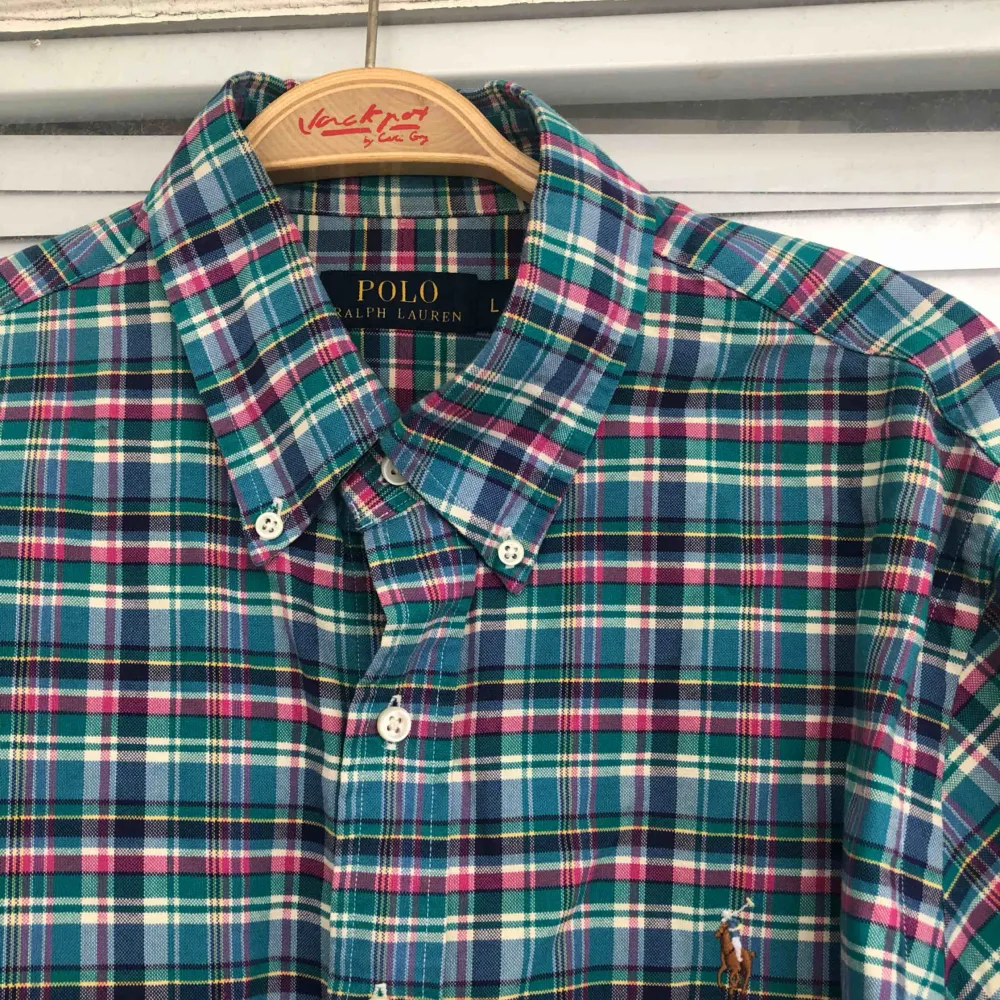 En nästintill oanvänd Ralph Lauren skjorta säljes. Strl: L, givetvis äkta.   Vid skickad vara, tillkommer det frakt på 55kr. Bildbevis samt kvitto skickas även. . Skjortor.