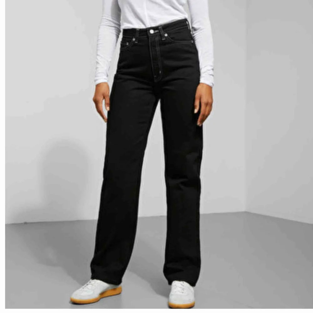 Snygga svarta byxor med vita sömmar från weekday. Storlek 30/30 Använda få gången och är i som nytt skick Säljer dom eftersom dom är förstora och använder dom inte. Frakt tillkommer till priset. Jeans & Byxor.