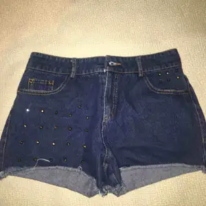 Denim shorts med guld metall detaljer på. Storleken står inte på shortsen men skulle kunna tror det är storlek S. Knapparna är lite trasiga men det kan lagas. Priset kan diskuteras :)