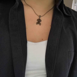 - Unikt halsband med en dödskalle. Fint skick och material som kommer hålla länge! Speciellt knäppe i nacken (se bild 3). Skriv vid frågor!🪐💫