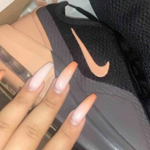  - Säljer dessa nike i persika färg,hur dom ser ut kan man se på andra bilden,använda 2-3ggr ,inga skador ,köparen står för frakt 