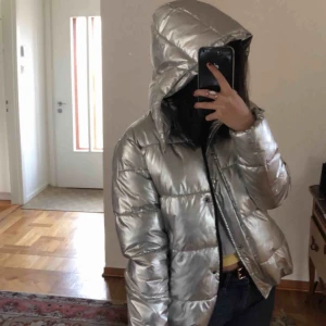  -    Säljer min silverjacka!! Storlek S och man kan ha hoodies under den utan problem. Skulle passa en Xs också. Jackan köptes på plick men är i mycket bra skick. Inga skador eller problem. Säljs då den ej används.  ❌Kolla in min sida för handmålade jeans