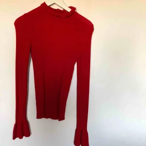  - Snygg röd topp från Gina tricot. 