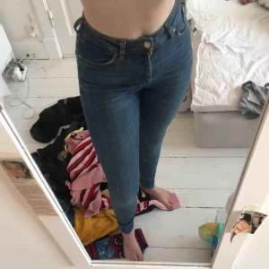  - Jag säljer ett par tajta jeans från carlings! Köparen står för frakt och betalning sker via swish!🥰