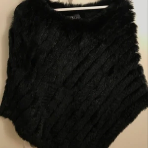 Päls poncho  - Svart 