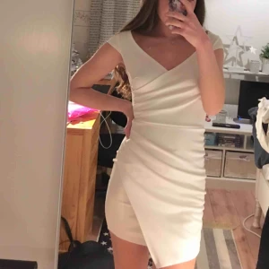  - 100kr + frakt. Nyskick från Nelly, Storlek XS. ❗️Obs: klänningen har korta och inte långa ärmar, utan första bilden är klänningen som säljs. Perfekt som studentklänning👩🏼‍🎓