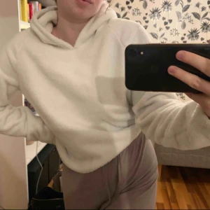  - Jättefin o mysig fluffig tröja från Gina Tricot! Nästan helt oanvänd, så fin både till pyjamas/mys och som tröja ute! Köpare står för frakt 💖