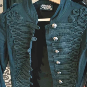  - Kavaj i storlek 38, köpt på Camden Market i London, 100kr + frakt, kan mötas upp i Helsingborg eller Malmö. 