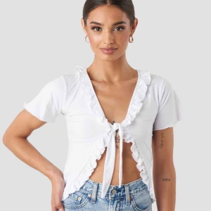  - tie front ruffle jersey top från nakd!  Säljes då den ej passade