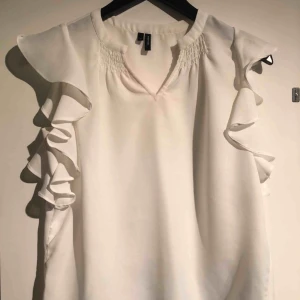  - Fin vit topp från Vero Moda. Lite transparent material. Använd endast ett fåtal gånger, så den är i fint skick. Möts i Uppsala.