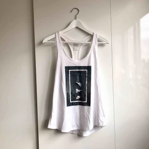  - Linne från NIKE.  Storlek M.  Knappt använt men lite skrynkligt då det hamnat långt in i garderoben, dvs vid plaggen som aldrig används :)   Köparen står för portokostnaden vid eventuellt skick. 