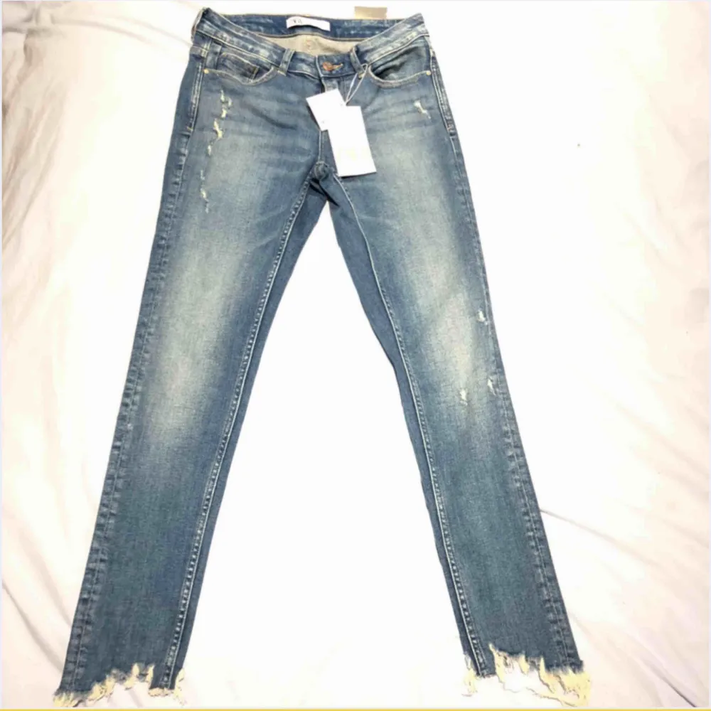 Helt nya, aldrig använda, alla lappar sitter kvar.. Jeans & Byxor.