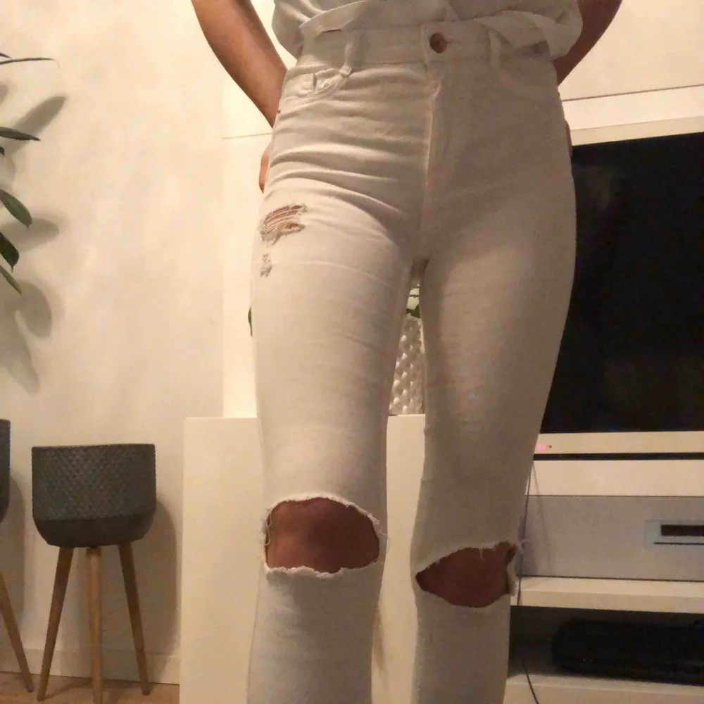 Vita rippade jeans från Gina (har gjort hålen själv) frakt tillkommer🥰. Jeans & Byxor.