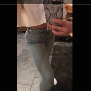  - Säljer dessa fina Levis jeans som är ljusblåa och har hög midja. Dem är i fint skick💕  Köptes för: 1099kr Säljes för: 150kr! 
