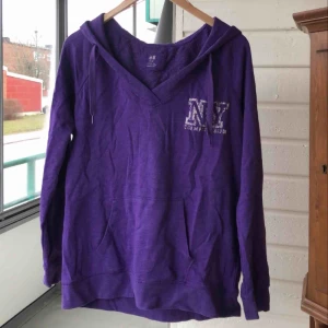  - Tröja med luva i storlek M. Säljes för 50kr. Kan mötas upp i Örebro.