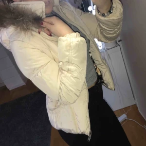  - supersnygg beige vinterjacka med äkta päls ifrån diabless, köpt för några år sedan men inte kommit till användning. köpt för 2000 kr ungefär. 