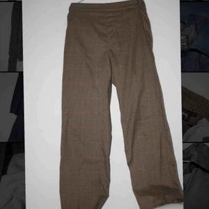  - Stussy, insydd från L av mig som inte är proffsig. Säljs i befintligt skick. Med insyddningen sitter dem tight i midjan men raka i resten, super fint! 