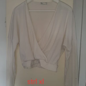 Långärmad croptopp  - Använd fåtal ggr, mycket skön i passform 