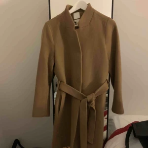  - Beige kappa i ullmix från h&m finare delar. Använd fåtal gånger, ca 5 gånger så i mycket fint skick. Säljes då den aldrig riktigt kom till användning. Nypris 900. Säljer för 500, prutat och klart. 