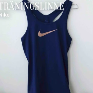  - Träningslinne från Nike, i jätte bra skick.  Pris: 50kr + frakt :)  Storlek: S
