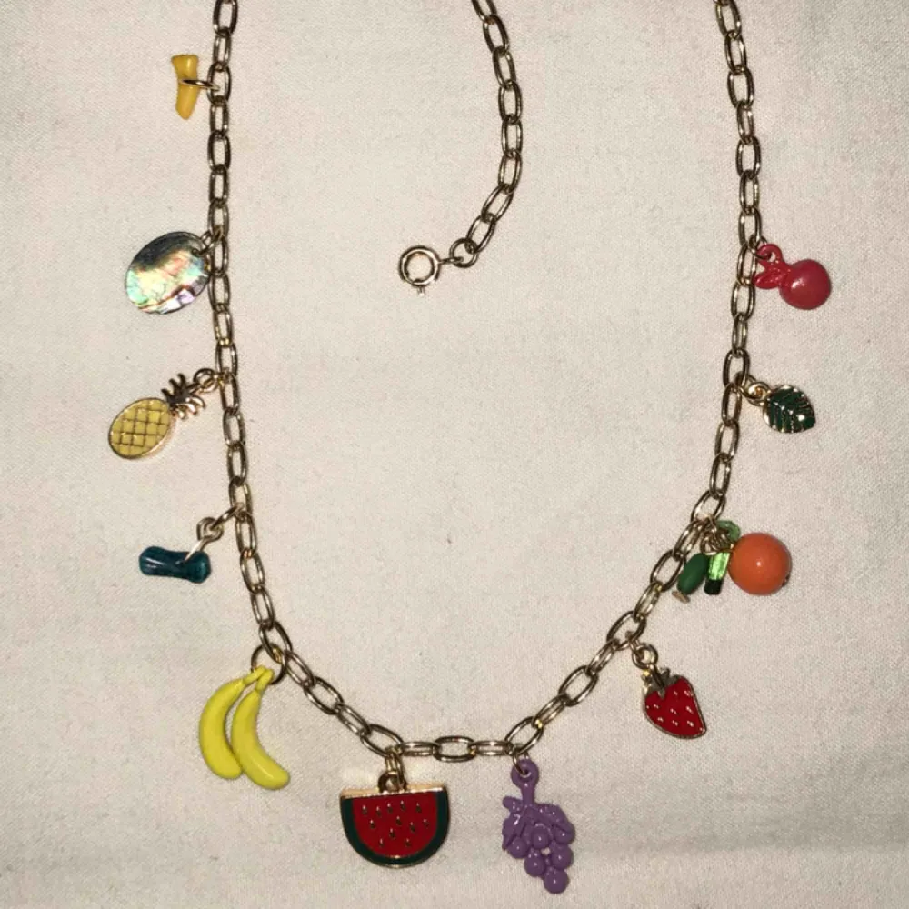 Fräääscht halsband med värsta fruktsalladen o massa detaljer. Har så jävla mycke smycken så hinner aldrig använda :( vet att nån annan behöver det mer än mig <3. Accessoarer.