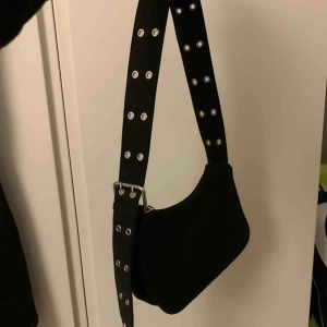  - Skitsnygg väska från weekday, köpt i somras och knappt använd! Axelbandet går att ställa in så kort eller långt man vill ha det. Köparen står för frakt ☺️