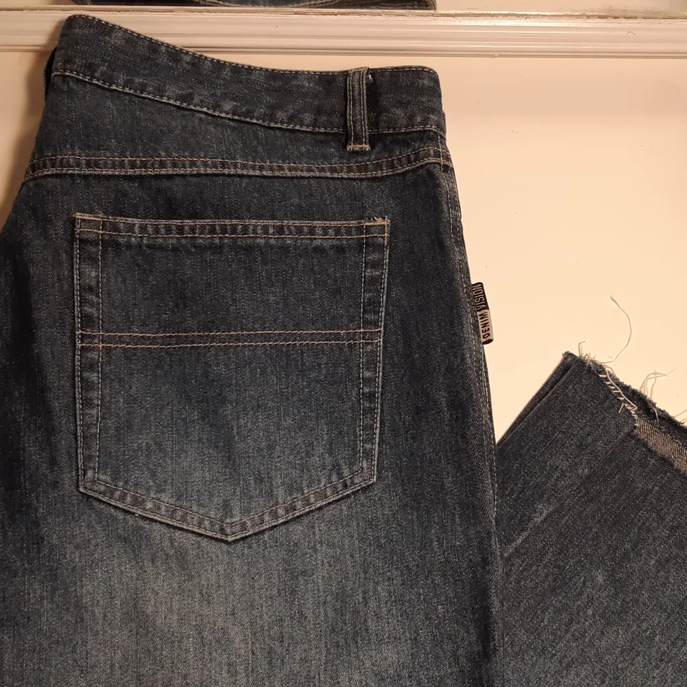 Jeans som jag klippt av själv. Kortare än ankellängd på mig som är 176 lång. Står att det är storlek 44 men skulle snarare säga 42.. Jeans & Byxor.