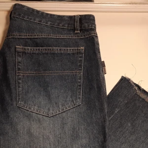  - Jeans som jag klippt av själv. Kortare än ankellängd på mig som är 176 lång. Står att det är storlek 44 men skulle snarare säga 42.