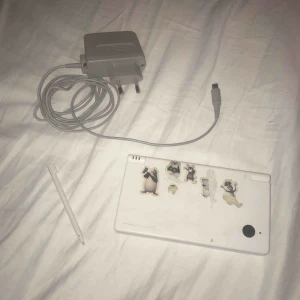  - Nintendo DS, laddare och pekpinne följer med