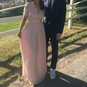  - Jättefint klänning (perfekt till en bröllop) Rosa färg  Använd en gång bara  Mer bilder på förfrågan 