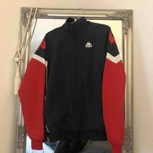  - Kappa jacka i väldigt väldigt bra skick så priset är generöst hehe. Sitter skitsnyggt både stängd & öppen & materialet är mjukare vindtyg som inte prasslar lika mycket. Köpt på Urban Outfitters för ca 800-900 kr. Vi kan diskutera fraktkostnaden✌🏼