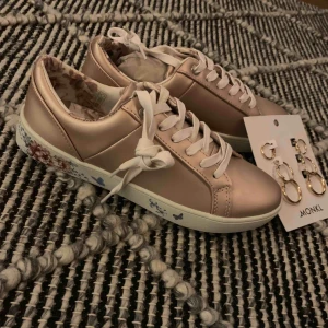  -  Skor från Duffy i storlek 38, aldrig använda.   3 par örhängen från Monki, aldrig använda  