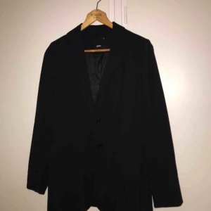  - En klassisk svart kavaj i fint skick som tyvärr aldrig används. Sitter precis lagom oversized på en som vanligtvis är 34/36 :) (bilderna gör den verkligen inte rättvisa) 