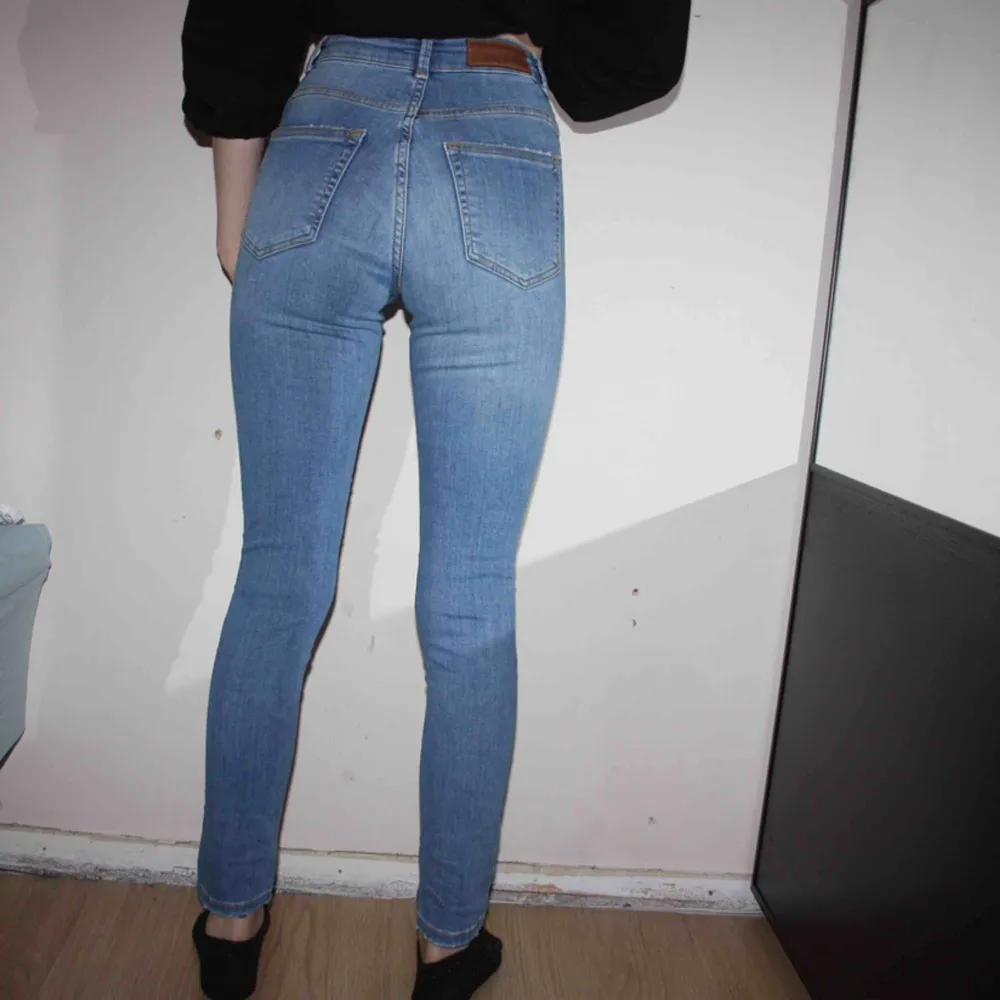 Higher ankle ”Ella” jeans från BIKBOK. Storlek XS. Högmidjade. Endast använd ett fåtal gånger.  Frakt kostar 79kr, postnords blåa kuvert.. Jeans & Byxor.