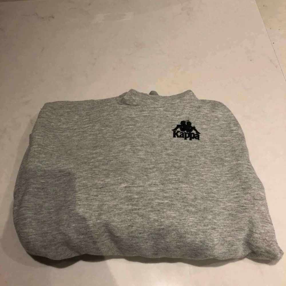 En riktigt fet kappa hoodie. Köptes för två-tre månader sedan. Väldigt skönt mjukis material på insidan. Kunden står för frakten :) . Hoodies.