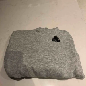  - En riktigt fet kappa hoodie. Köptes för två-tre månader sedan. Väldigt skönt mjukis material på insidan. Kunden står för frakten :) 