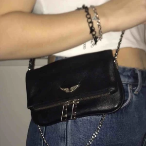  - Helt ny och fräsch Zadig väska! Verkligen superfin och praktisk🤩 Säljer tyvärr pga har två❤️ Kan tänka mig att gå ner i pris vid snabb affär ☺️