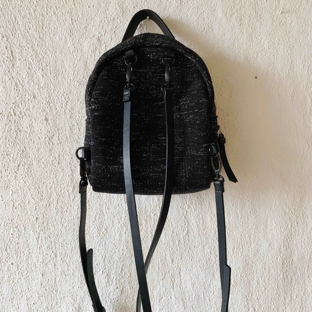 Mini-ryggsäck från zara ✨. Väskor.