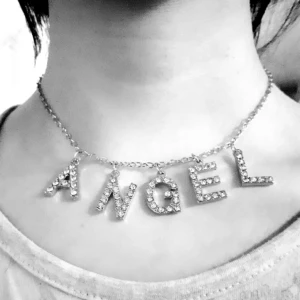  - Endast 1 kvar nu! Angel halsband💙Material: metall Märke: Light Of TechnologyQuella Går att justera hur långt som helst i med att fästet passar i alla metallhål på hela halsbandet👍Frakt: 11:-