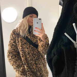  - jättesnygg jacka, men kommer tyvärr aldrig till användning! Använd max 2 gånger..  Vanligtvis bär jag storlek XS/S, men denna passar bra som M, lite oversize.  Ursprungspris : 499:- 