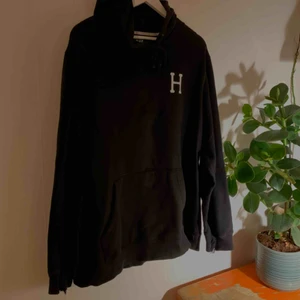  - HUF hoodie med ficka på magen. Stort H på ryggen. Sliten & lite urtvättad men snygg ändå 🌟 billigt pris pga detta! 