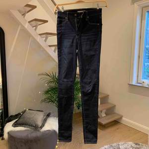 Marinblå tighta högmidjade jeans från Levis. De är i storlek W26 och står ingen längd i dem men de är ganska långa och jag som är 169 cm behöver vika upp dem längst ner. Priset är 350 kr inkluderar frakten.