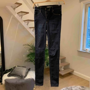  - Marinblå tighta högmidjade jeans från Levis. De är i storlek W26 och står ingen längd i dem men de är ganska långa och jag som är 169 cm behöver vika upp dem längst ner. Priset är 350 kr inkluderar frakten.