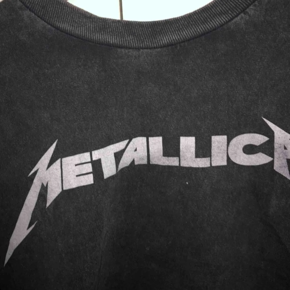 Svart-grå spräcklig croppad Metallica topp från brandy Melville. Använd fåtal gånger, ordinarie pris 300kr. Perfekt till sommaren🥰. Toppar.