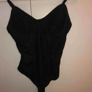  - Supersöt och snygg svart spets-body, helt oanvänd och perfekt till fest! Säljer även en likadan fast i vit🤩 