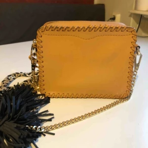  - Supersnygg brun axelremsväska från Rebecca Minkoff. Köpt på butik i Italien, perfekt skick då den knappast kommit till användning. Superfint och mjukt läder, samt jättefin mocka på axelremmen! 🌟