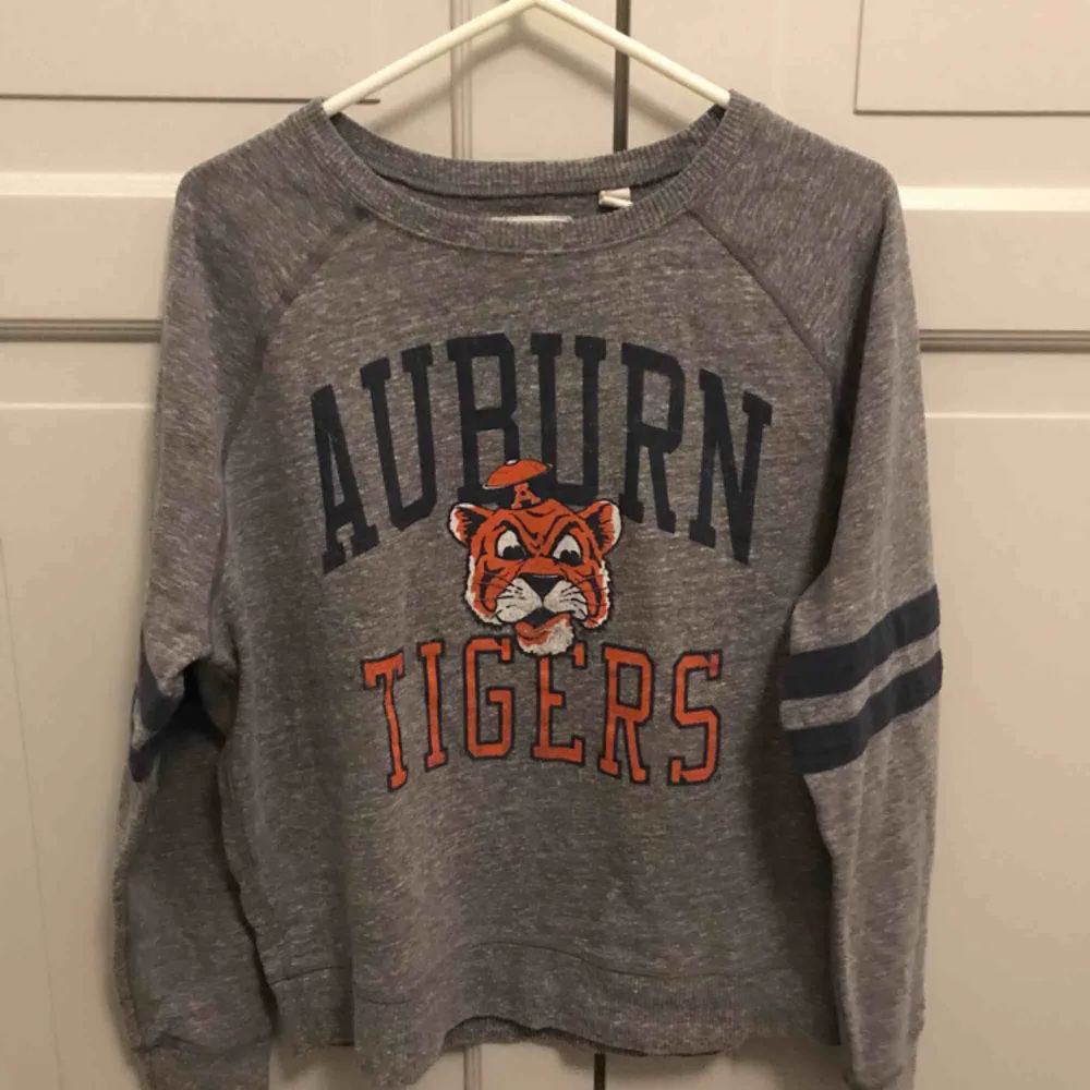Jätteskön Auburn Tigers college tröja inköpt på American Eagle. Fraktar eller möts upp i Stockholm. . Tröjor & Koftor.