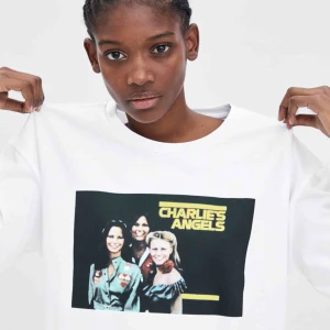 - Säljer denna graphic t-shirt från zara med ett tryck från Charlie’s angels. Köpare står för frakt:59kr